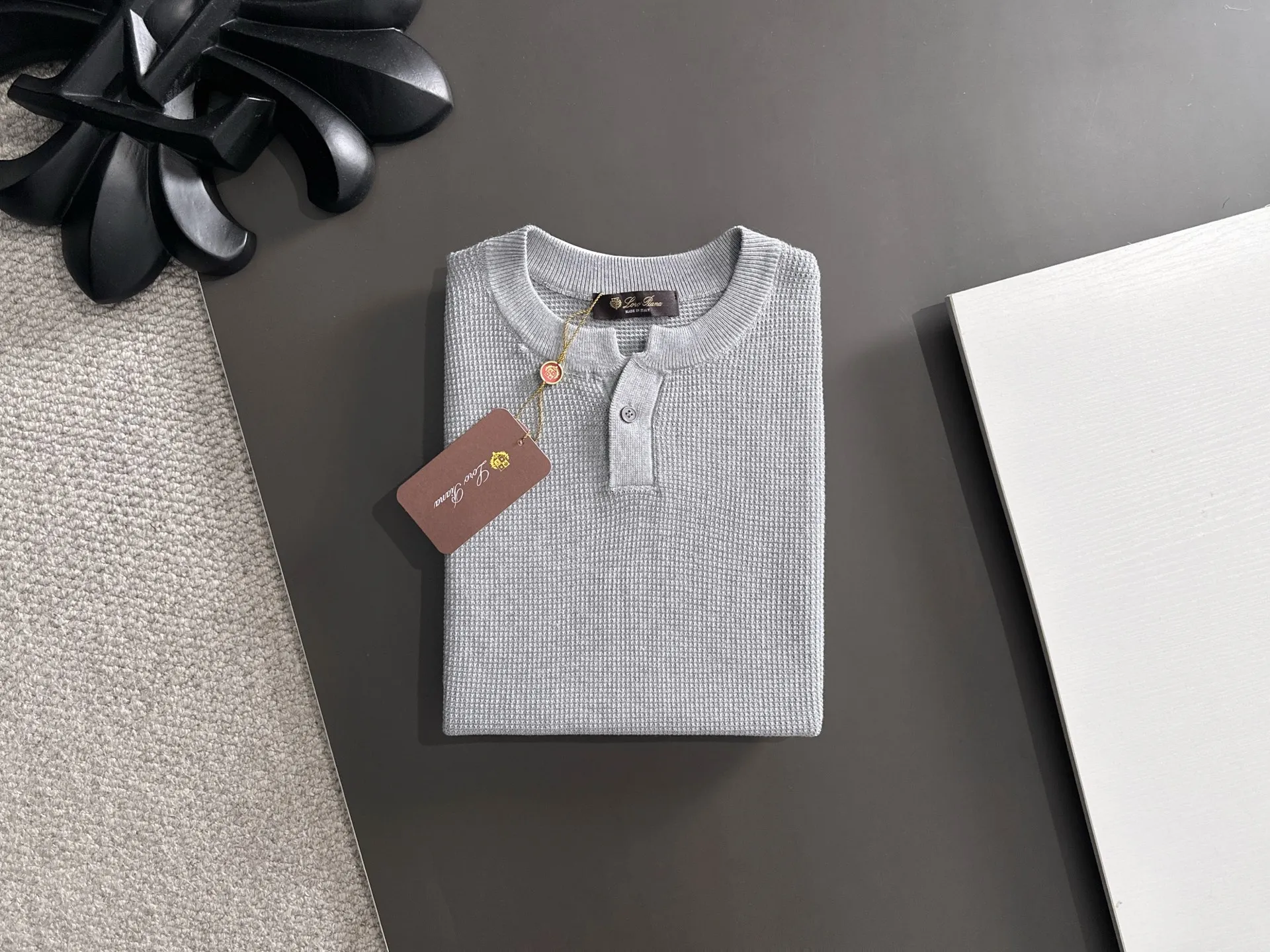 Next day shipment LP high quality Loro Piana 26ss New Arrival men's short-sleeved T-shirt Made of combed cotton yarn knitted cotton fabric, no pressure when entering and exiting the counter Exclusive control of raw materials It feels substantial when weighed, and the upper body is more textured than ordinary T-shirts. This texture can cope with the weather easily and is suitable for both hot and cold! Loose fit design, looks noble. The only correct version is available Size: M to XXXL